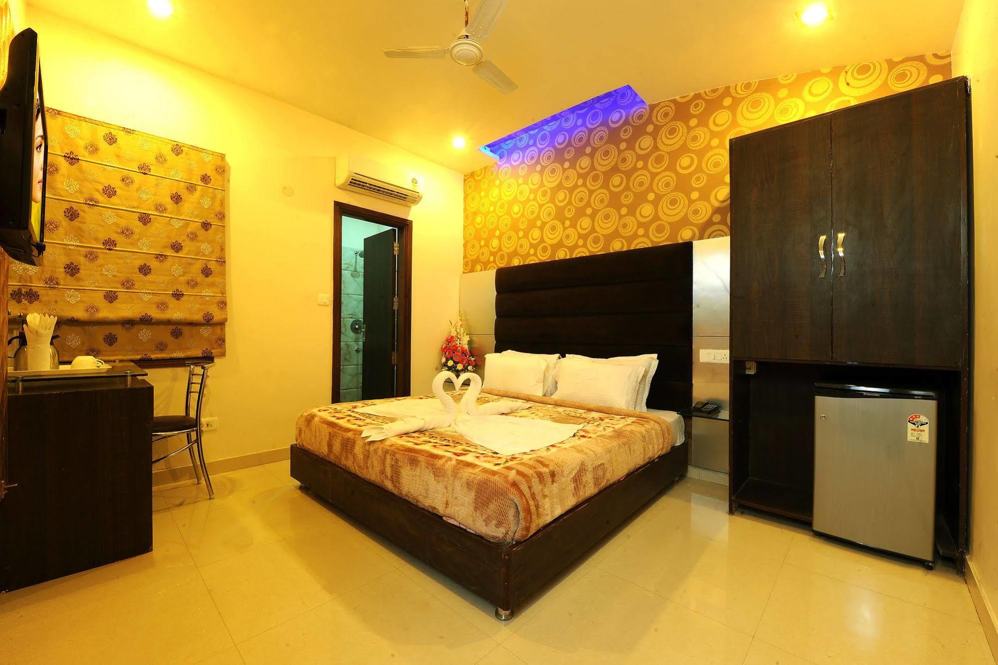 Hotel Pearl Inn & Suites Амритсар Екстериор снимка