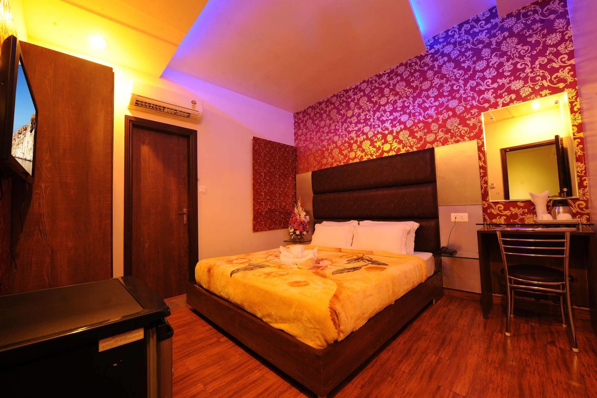 Hotel Pearl Inn & Suites Амритсар Екстериор снимка
